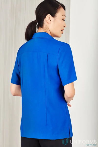 Woman in a blue Oasis Plain Overblouse made with Biz ComfortCool fabric from collection Oasis Plain